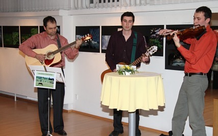 Romantick obrazov vjem dokreslili hudebnm vystoupenm autorovi synov Jakub (housle), Martin (kytara) a Lumr Bojko (kytara).